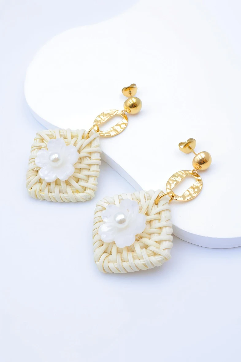 Boucles d'oreilles tressées avec perle florale 2