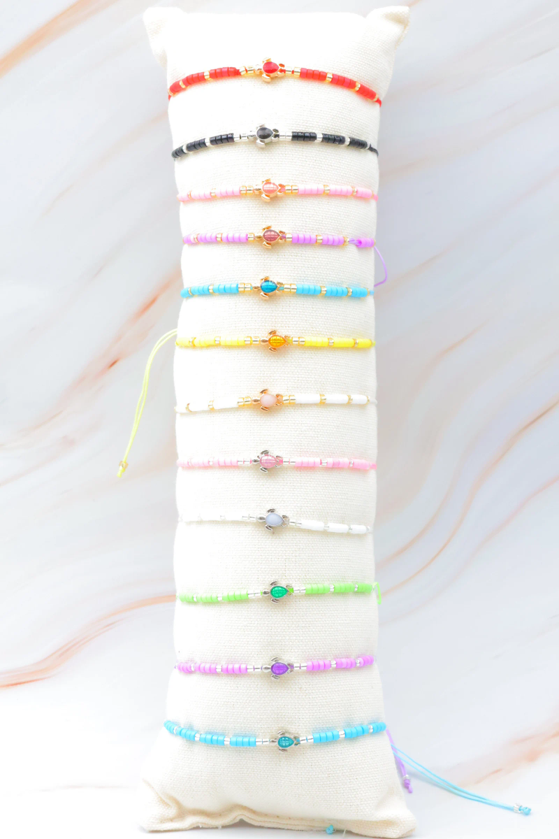 Set of 12 metal bracelets with included cushion — Multicolor