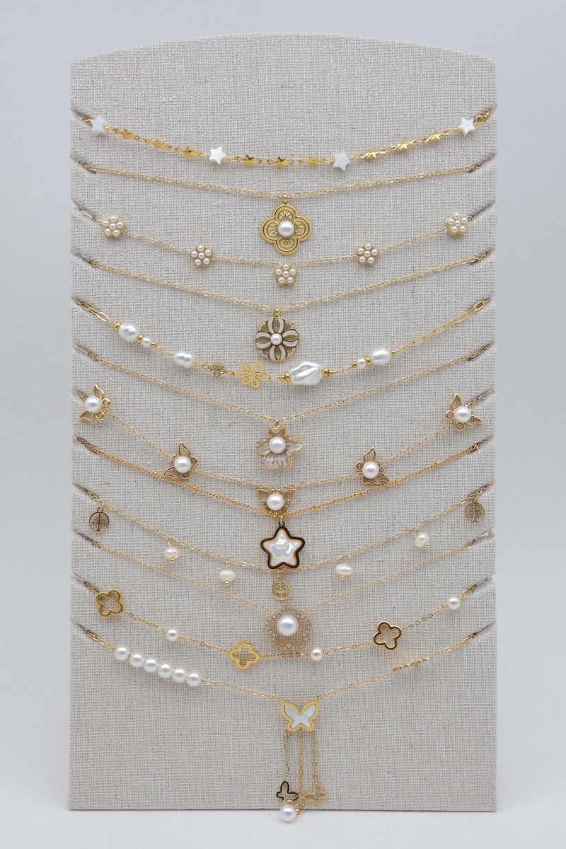 Lot de 12 colliers fins avec breloques variées