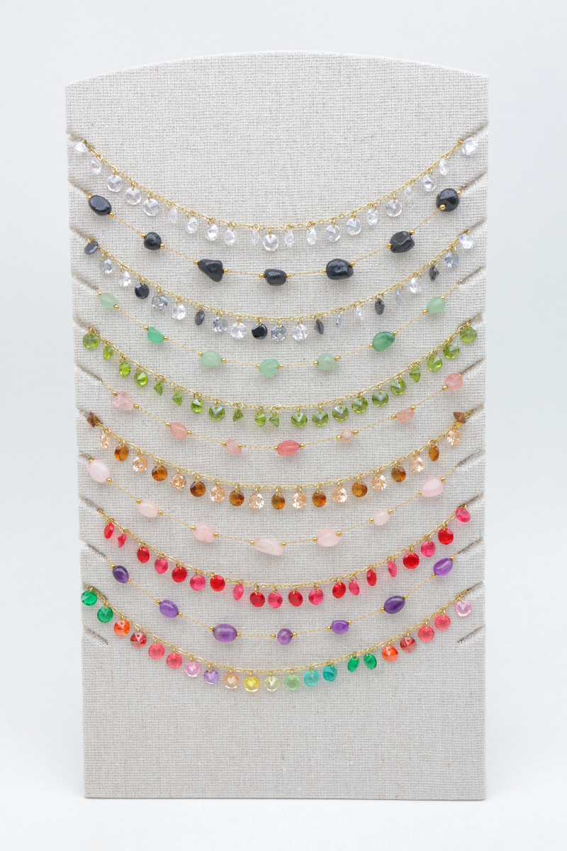 Lot de 11 colliers en acier inoxydable sur présentoir en tissu de lin — Multicolore