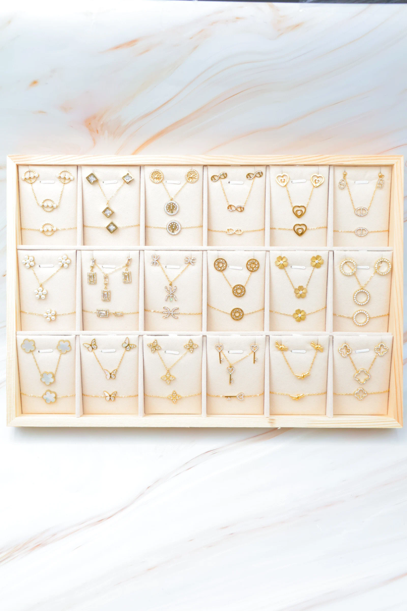 Lot de 18 parures de bijoux en acier inoxydable, présentoir inclus