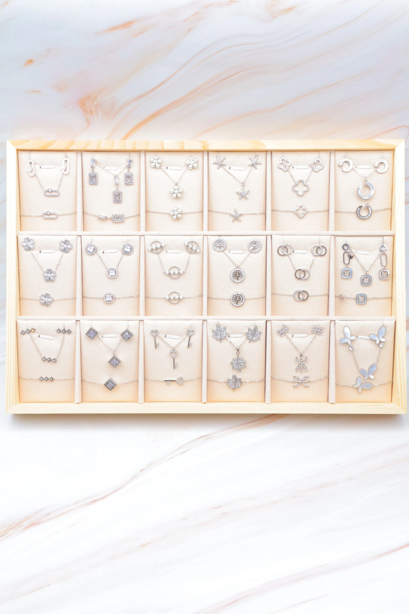 Lot de 18 parures de bijoux en acier inoxydable, présentoir inclus