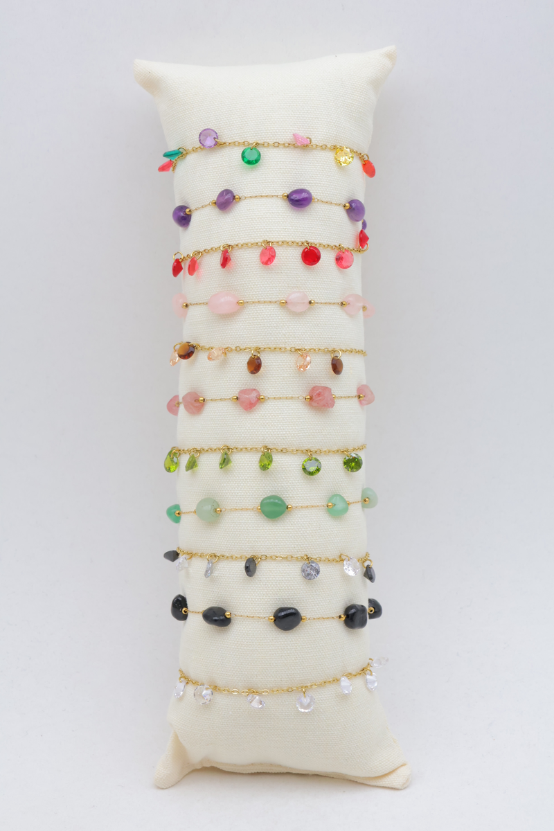 Lot de 11 bracelets en acier inoxydable à cristaux et pierres sur présentoir coussin en tissu — Multicolore