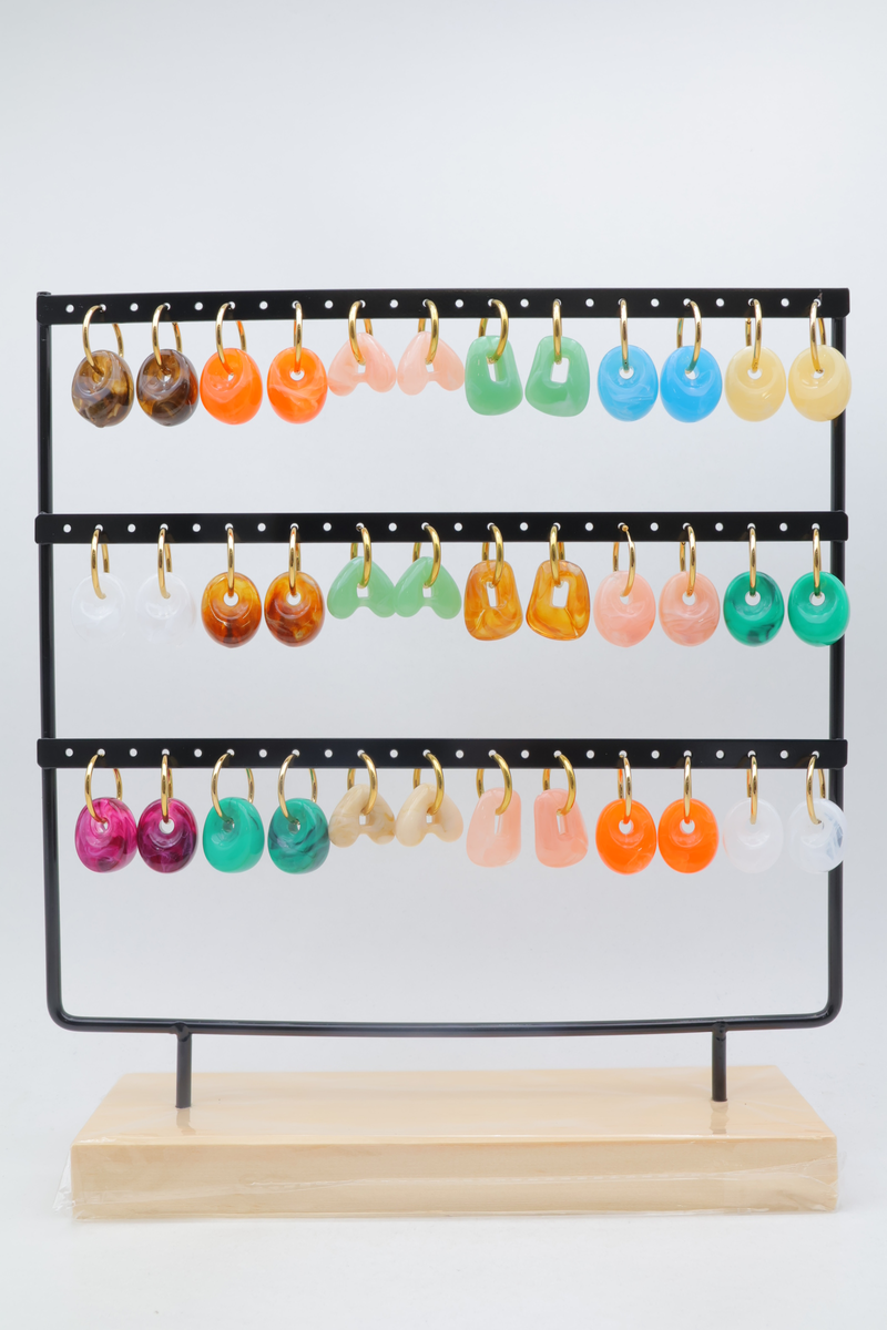 Lot de 18 paires de boucles d'oreilles avec présentoir
