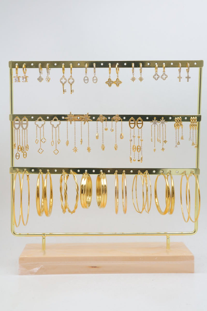 Assortiment de 23 paires boucles d'oreilles en acier inoxydable, montées sur un présentoir métallique