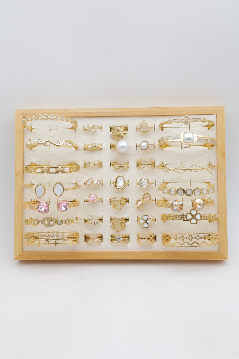 Assortiment de 21 bagues et 14 joncs strass, perles et trèfles