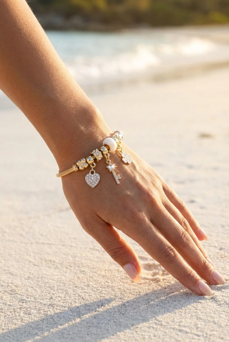 Bracelet rigide à charms en métal